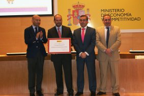 El Alcalde de Torrejón, Pedro Rollán, recibiendo el premio.